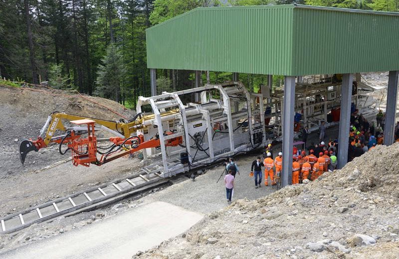 Tunnelvortriebsmaschine beim Ausgang des obersten Tunnels auf dem Stoos (11.09.2014) (Bild: Bergbahnen Stoos)