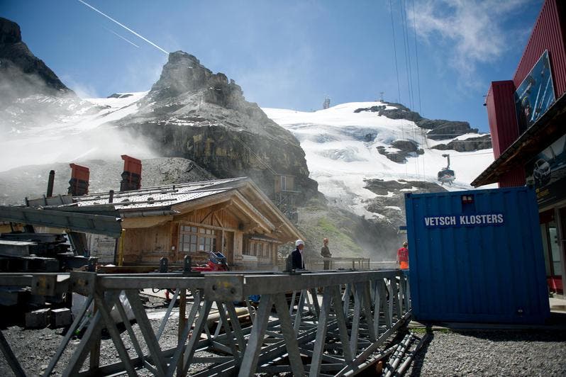 23.07.2014: Station Stand. Hier auf 2450 Meter über Meer ist Bauen anders als im Tal. (Bild: Corinne Glanzmann / Neue OZ)