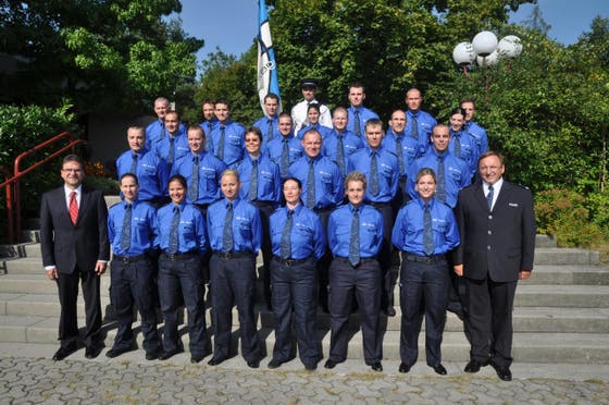 Kantonspolizei Schwyz Mitarbeiter Zug hat 16 neue Polizistinnen und Polizisten