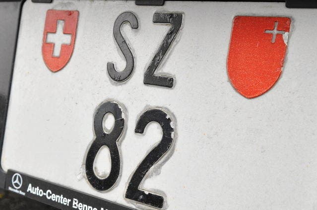 Schwyzer Nummernschild mit der tiefen Nummer 82. (Bild: Bert Schnüriger / Neue SZ)