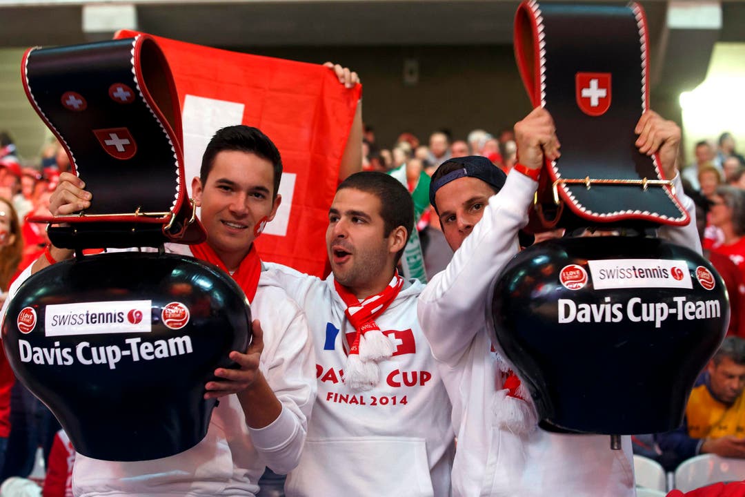 Schweizer Fans verfolgen die Partie in Genf auf Grossleinwand. (Bild: Keystone)
