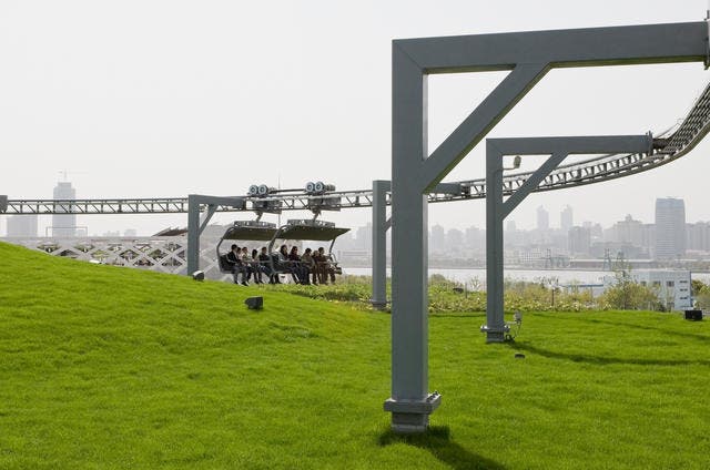Die Sesselbahn auf dem Dach des Schweizer Pavillon in Schanghai. (Bild pd)