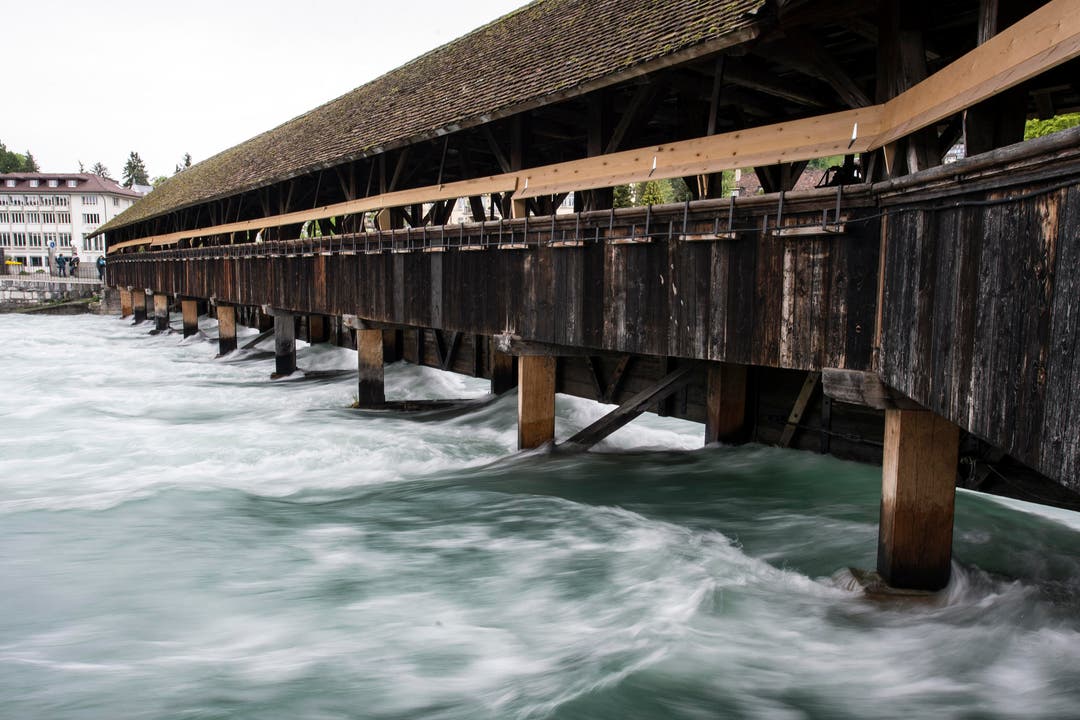 Holzbrücke in Thun: Die Schleusen sind ganz offen. (Bild: Keystone)