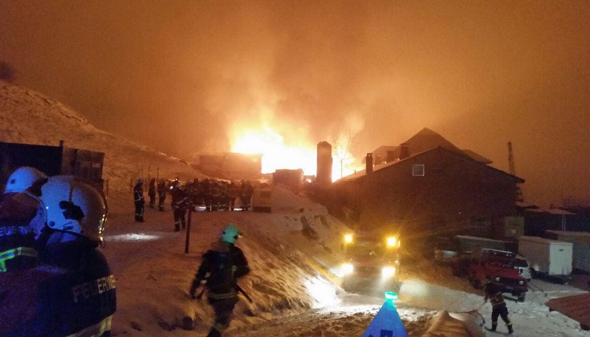 Als die Feuerwehr vor Ort eintraf, stand der Schopf und das Zweifamilien-Wohnhaus bereits im Vollbrand. (Bild: Feuerwehr Wolhusen (Entlebuch, 9. Januar 2017))