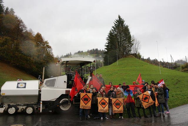 Jungsozialisten und Jungsozialistinnen protestieren gegen die Pauschalbesteuerung in Engelberg. (Bild: pd)