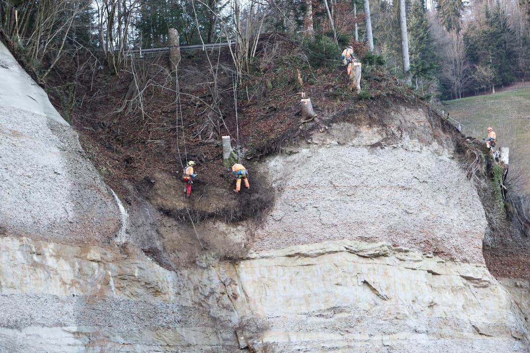 Geologen schauen sich den Hang aus der Nähe an. (Bild: Manuela Jans)