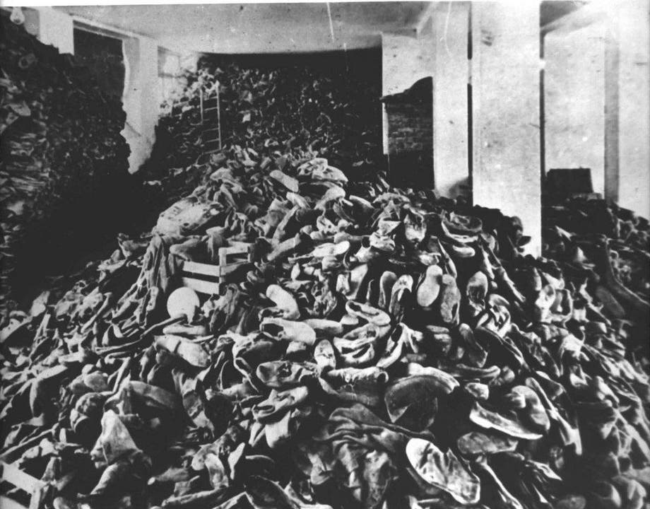 Wenige Tage nach der Befreiung des KZ Auschwitz machen Ermittler grausige Funde, darunter 45'000 Paar Schuhe, über eine Million Kleidungsstücke sowie sieben Tonnen Menschenhaare. (Bild: Keystone)