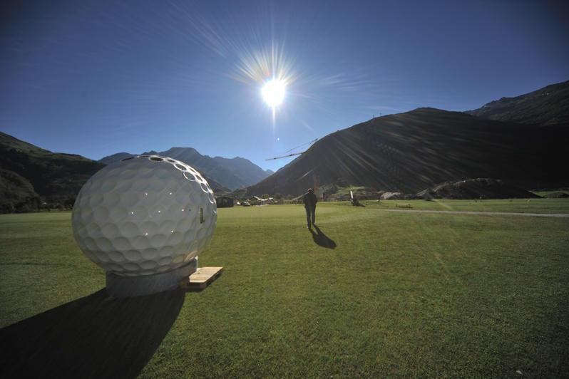 Auf dem Golfplatz stehen bereits Toiletten in Form von Golfbällen. (Bild: Urs Hanhart / Neue UZ)