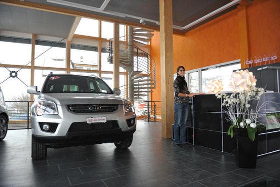Blick in Garage Allroad-car (rechts Claudia Köpfli von der Administration). (Bild Corinne Glanzmann/Neue OZ)