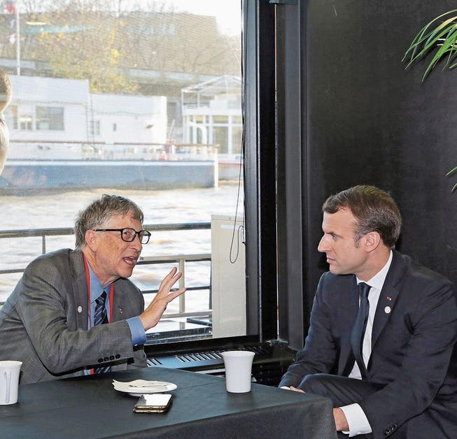Emmanuel Macron gestern in Paris im Gespräch mit Microsoft-Gründer Bill Gates. (Bild: Ludovic Marin/EPA)