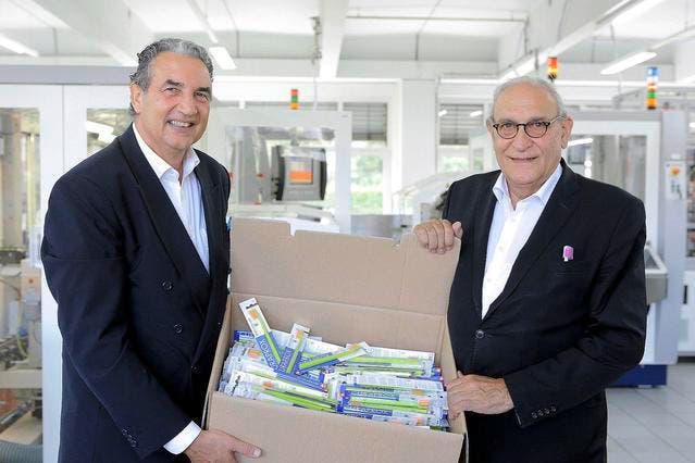 Setzen auf den Produktionsstandort Schweiz: Curaden-COO Marco Zavalloni (links) und Firmeninhaber Ueli Breitschmid in der neuen Fabrikhalle in Degersheim. (Bild: PD/Monique Wittwer)