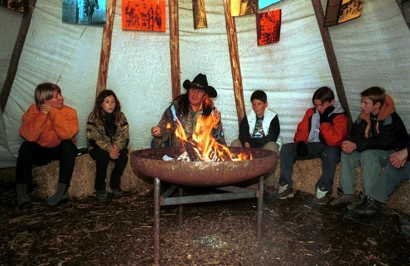Angy Burri an einer Erzählnacht in einem Zelt. (Archivbild Neue LZ)