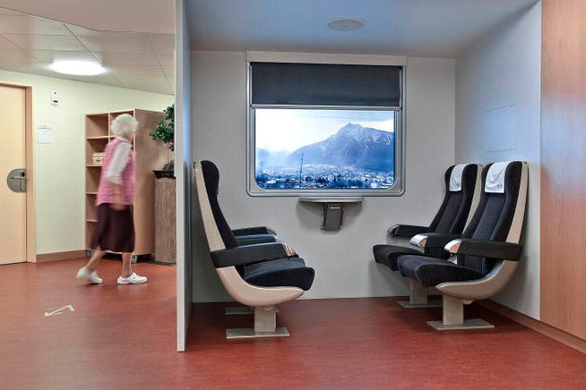 Im Kompetenzzentrum Demenz Bethlehemacker in Bern können Demenzkranke in einem nachgestellten Zugabteil virtuell von Bern nach Brig «fahren».