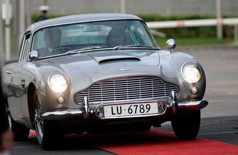 Die Schweizer Filmlegende Ursula Andress kam im Jahr 2006 im James-Bond-Aston-Martin DB5 angerauscht, um ihren 70. Geburtstag zu feiern. (Bild Keystone)