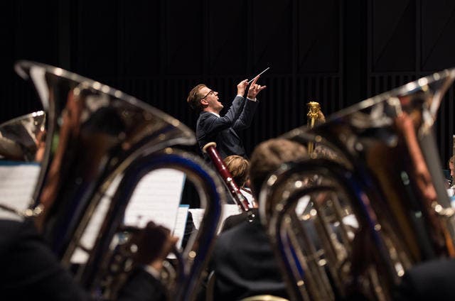 Sandro Blank beim Dirigieren beim Schweizerischen Dirigentenwettbewerb, den er für sich entscheiden konnte. (Bild: pd)