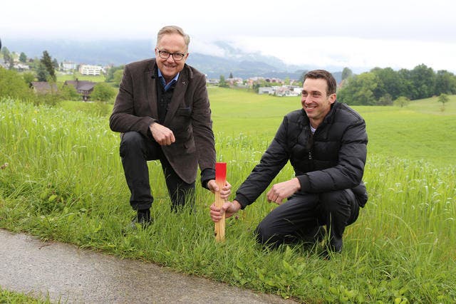 Hier entsteht der Golfplatz: Investor und Bauherr Josef Schuler (links) und sein Sohn Beat, welcher als Geschäftsleiter des Golfplatzes Meggen vorgesehen ist, haben symbolisch einen Pflock eingeschlagen. (Bild: PD)