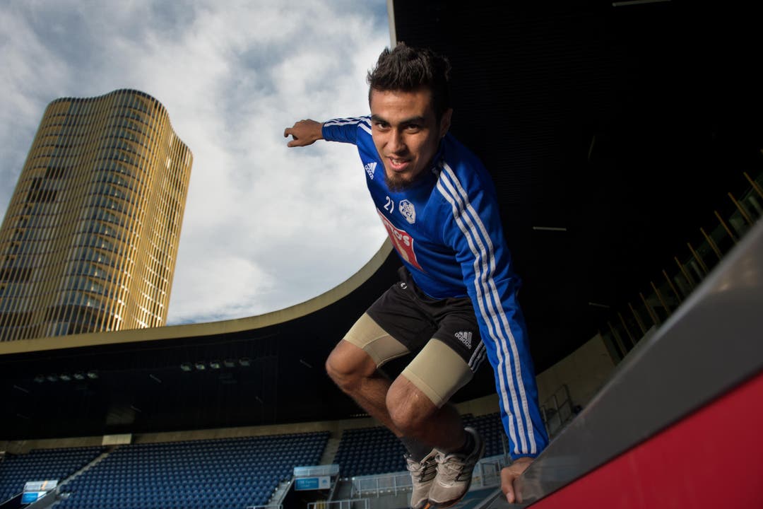 Dario Lezcano springt symbolisch von der Tribüne zurück aufs Spielfeld. (Bild: Nadia Schärli / Neue LZ)