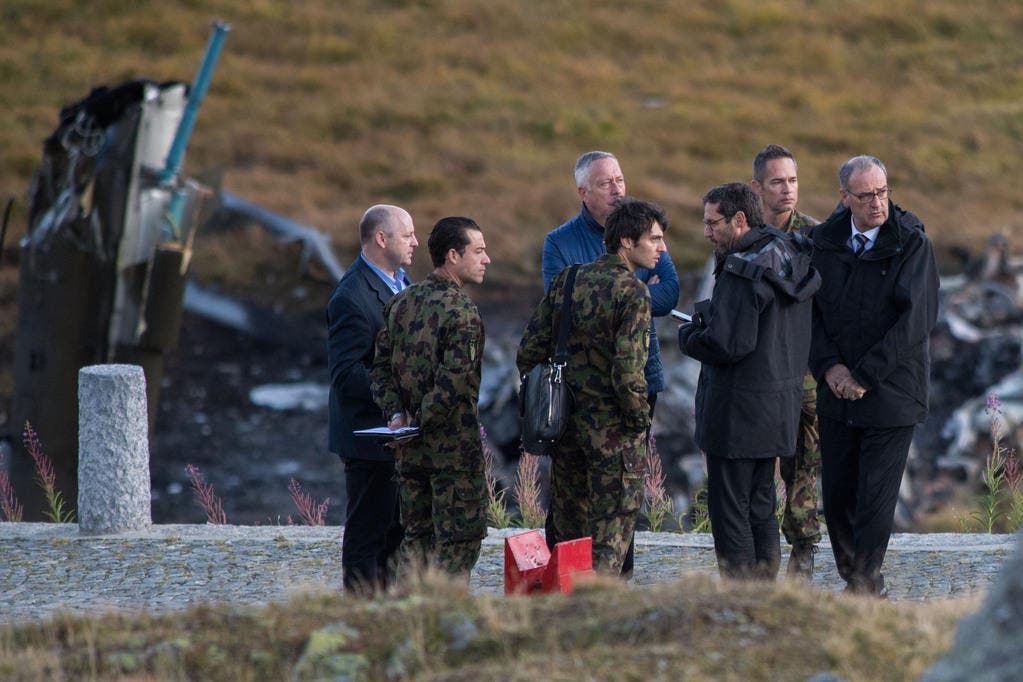 Armeechef André Blattmann (Mitte in blau) und Bundesrat Guy Parmelin (rechts) an der Absturzstelle. (Bild: Keystone)