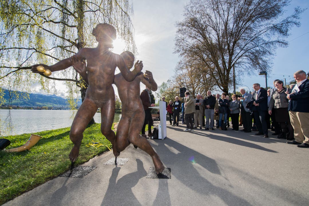 Zu Ehren des Luzerner Künstlers Hans Erni wurde eine Statue eingeweiht. (Bild: Dominik Wunderli / Neue LZ)