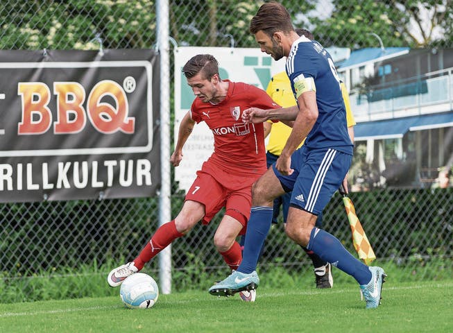 Hergiswil gewann das letzte Derby gegen Sarnen auf der Grossmatt mit 3:0. Auf dem Bild duellieren sich der Hergiswiler Devin Arnold (links) und der Sarner Nando Omlin. (Bild: Roger Grütter (Hergiswil, 4. Juni 2016))