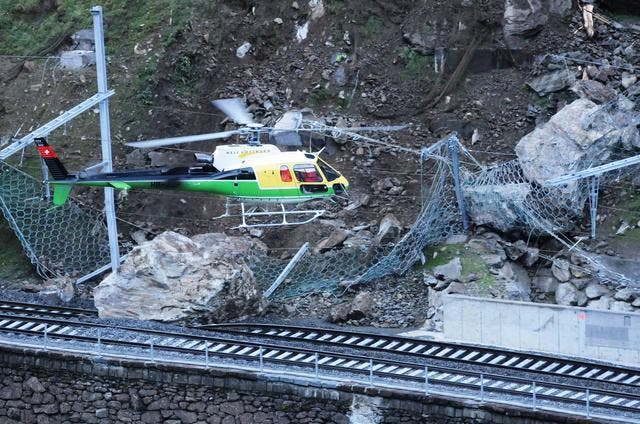 Ein Helikopter der Heli Gotthard fliegt über die Unfallstelle. (Bild: Urs Hanhart/Neue UZ)