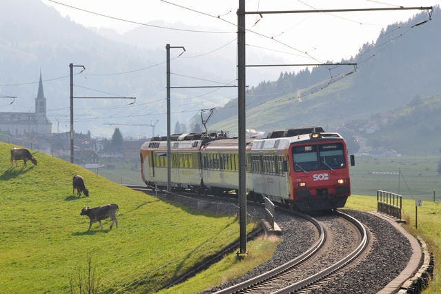 Ein Zug der SOB zwischen Rothenthurm und Altmatt im Kanton Schwyz. (Bild: Leser Niklaus Rohrer)