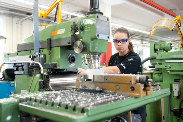 Blick in die Produktion: Yvonne Tresch, die bei der Firma Dätwyler in Altdorf eine Lehre als Polymechanikerin macht, im letzten September bei der Arbeit. (Bild: Boris Bürgisser / Neue LZ)