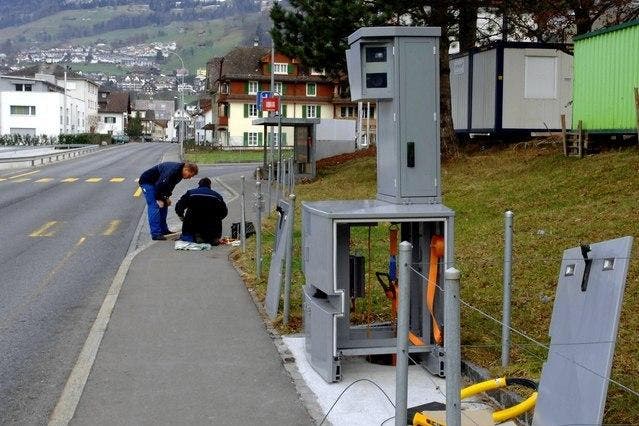 In Schwyz wird eine mobile Radaranlage installiert. (Bild: Archiv Erhard Gick / Neue SZ)