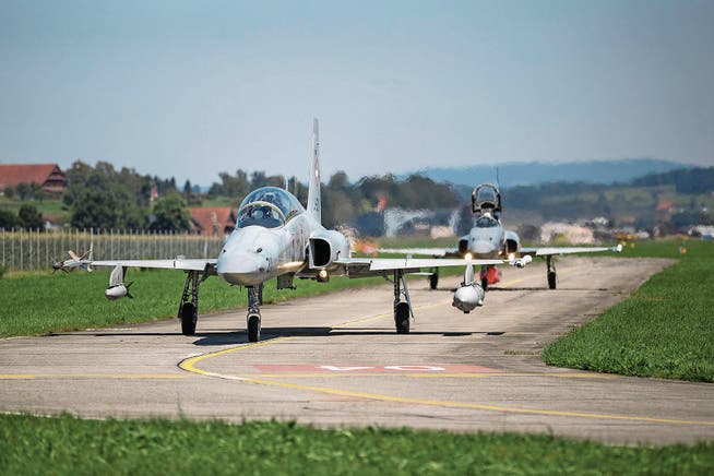 Zwei Jets des Typs Tiger F5 rollen in Emmen zur Startposition. (Bild: Philipp Schmidli (Emmen, 7. August 2017))