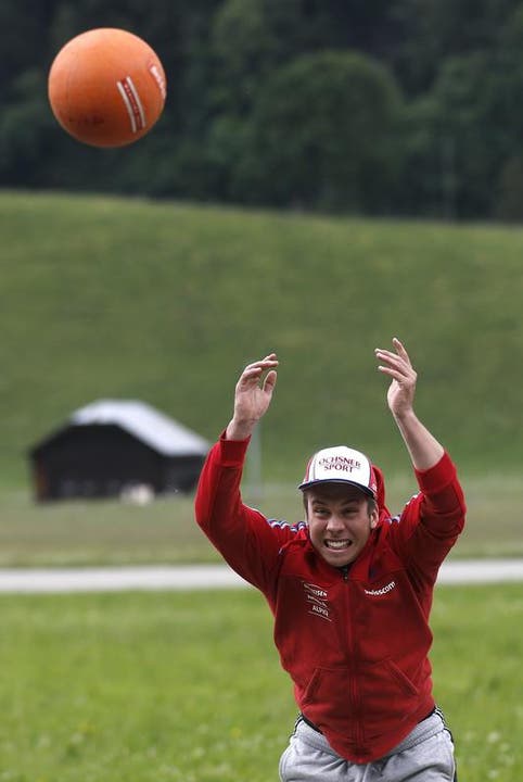 Gino Caviezel wirft einen Medizinball in die Luft. (Bild: Keystone)
