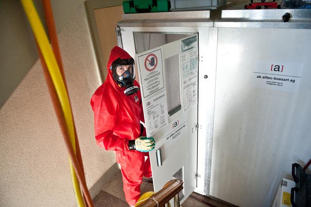 Mit Schutzanzügen und Atemschutzmasken entfernen Arbeiter Asbest aus den Wohnungen des Quartiers Himmelrich 3. (Bild: Boris Bürgisser / Neue LZ)
