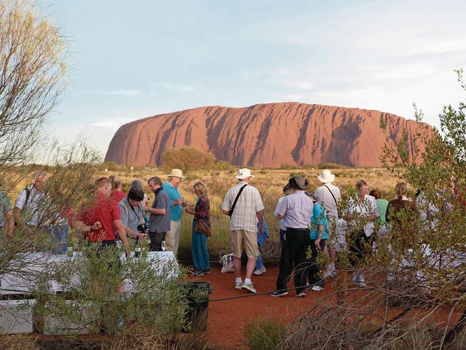 Ab 2019 ist Schluss: Dann dürfen Touristen nicht mehr auf den Uluru in Zentralaustralien steigen. (Bild: Getty/Inga Rasmussen (25. Februar 2014))