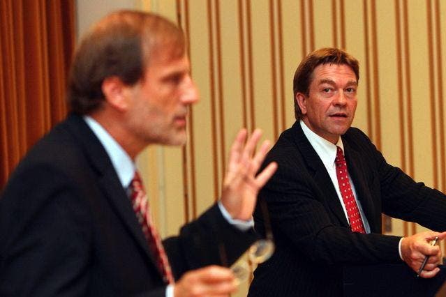 Der Zuger Stadtpräsident Dolfi Müller (links) und Ulrich Straub bei einem Podium. (Archivbild Christof Borner-Keller/Neue ZZ)