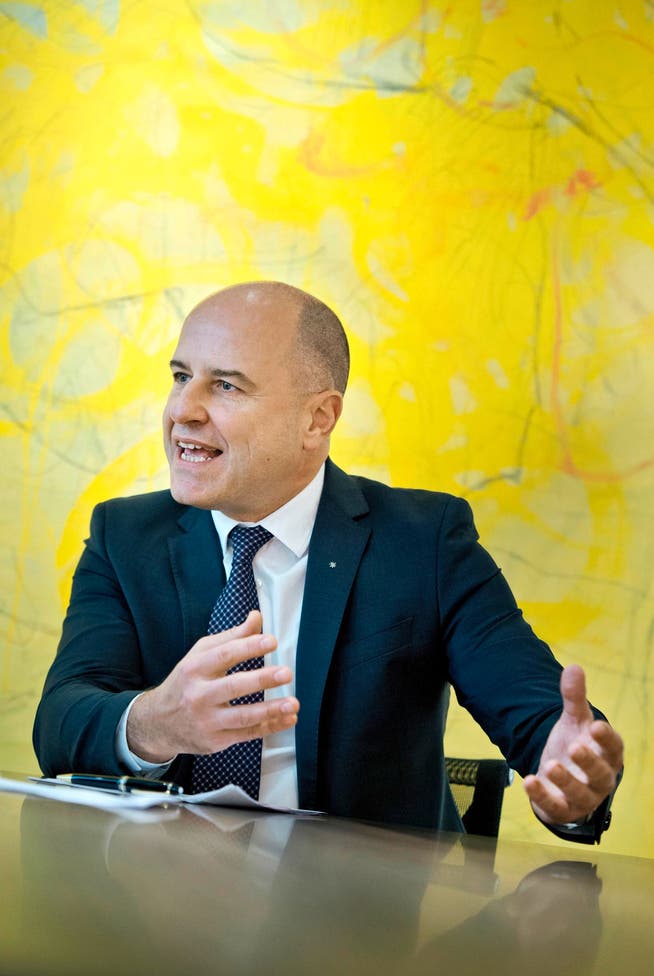 Kantonalbank-CEO Daniel Salzmann in seinem Büro am Hauptsitz der Bank. Bild: Pius Amrein (Luzern, 3. Februar 2015)