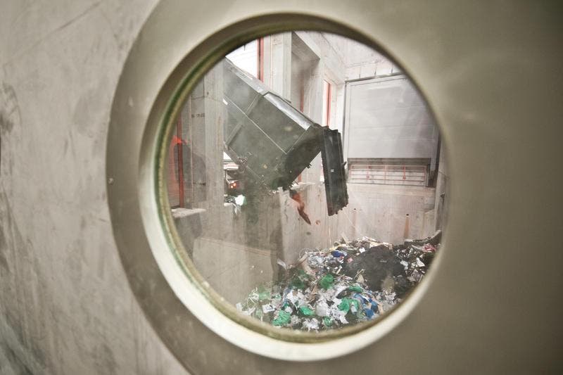Ein Lastwagen lädt den Abfall ab. (Bild: Boris Bürgisser / Neue LZ)