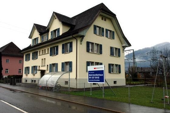 Die SBB-Immobilien verkaufen in Steinen dieses Mehrfamilienhaus. (Bild Erhard Gick/Neue SZ)