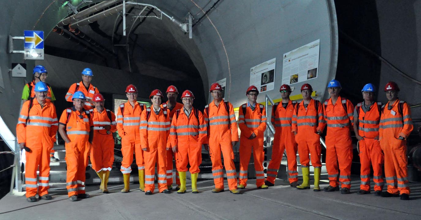Vertreterinnen und Vertreter der Transtec Gotthard und des Urner Regierungsrats besuchen den Neat-Basistunnel am 25. September 2012. (Bild: PD)