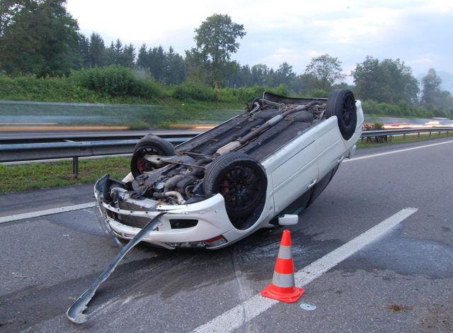 Das Unfallauto blieb auf dem Dach auf der A14 liegen. (Bild: Luzerner Polizei)