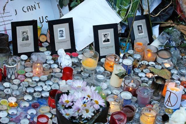 Kerzen, Blumen und Fotos erinnern vor dem Pariser Konzertlokal Bataclan an die 89 Todesopfer. (Bild: AP/Christoph Ena)