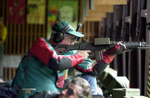 In Lungern werden die Schützen in der Indoor-Anlage gegeneinander antreten. Hier ein Bild aus Stans 2004. (Archivbild Dominik Buholzer/Neue NZ)