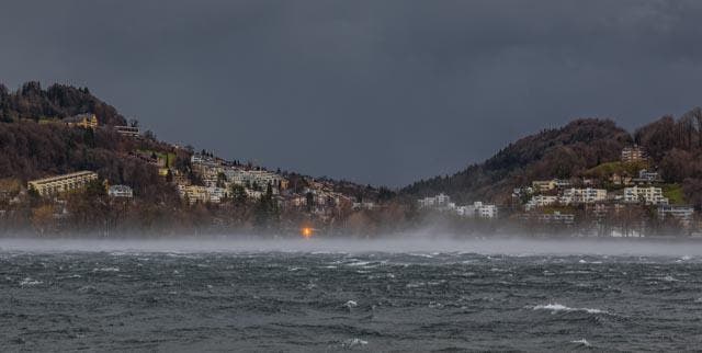 Sturmwarnleuchte vor dem Lido in Luzern in der hochstehenden Gischt. (Bild: Hansruedi Tschudin)