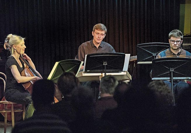 Improvisierten zum Thema Variation: Kristina Brunner, Emmanuel Krucker und Adrian Würsch in der Jazzkantine. (Bild: Corinne Glanzmann)