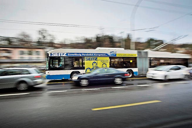 Ab Herbst sollen auch Touristen-Cars auf der Haldenstrassen-Busspur stadteinwärts fahren dürfen. (Bild Pius Amrein)