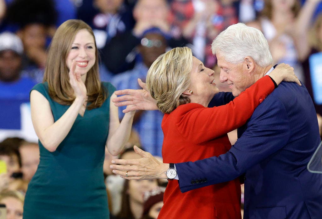 Hillary Clinton umarmt Ehemann Bill, Tochter Chelsea klatscht in die Hände. (Bild: Keystone)