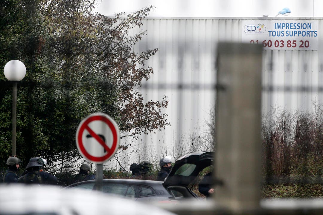 Police hunt for Charlie Hebdo suspects (Bild: Keystone)