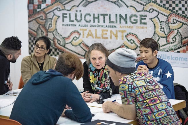 Die Leiterin von «Hello Welcome», Rita Ueberschlag (Dritte von rechts), bei der Arbeit mit Flüchtlingen. (Bild: Pius Amrein (Luzern, 9. Januar 2017))