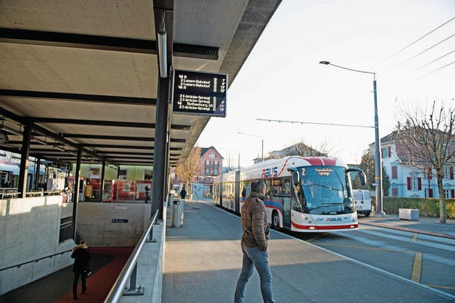 Der neue 2er-Trolleybus beim Bahnhof Emmenbrücke.Bild: Corinne Glanzmann (Emmenbrücke, 12. Dezember 2016)