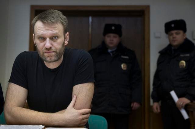 Der Oppositionelle Aleksej Nawalny sitzt in einem Gerichtssaal in Moskau. (Bild: Pavel Golovkin / AP (Moskau. 27. März 2017))