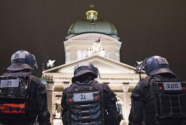 Die Berner Stadtregierung geht bei der MEI-Demo von einem massiven Gewaltpotenzial aus. (Bild: Peter Klaunzer/Keystone (Bern, 10. Oktober 2015))