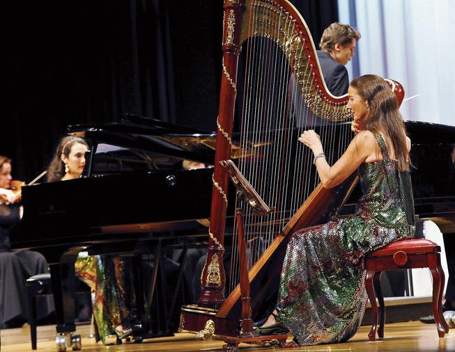 Das Duo Praxedis überzeugte am Klavier und an der Harfe in der Ägerihalle. (Bild: Werner Schelbert (Unterägeri, 5. November 2017))
